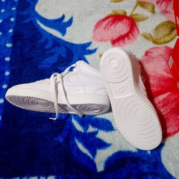 NWOT In Box Nike Court Vision Mid - Picture 4 of 4